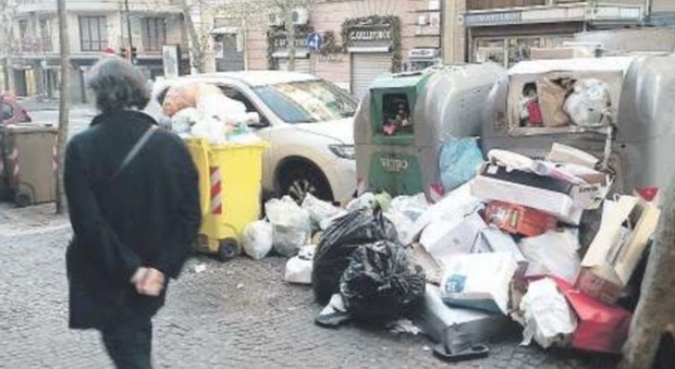 Napoli, turisti tra i rifiuti al Vomero: automezzi in panne, è disastro spazzatura