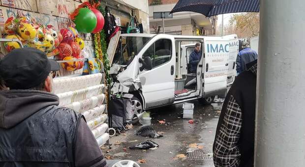 Roma, furgone si schianta contro un negozio di prodotti per la casa in via Spartaco