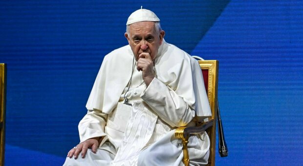 Papa Francesco sgrida una donna che gli aveva chiesto di benedire il cane: «Tanti bambini hanno fame e lei mi chiede questo»