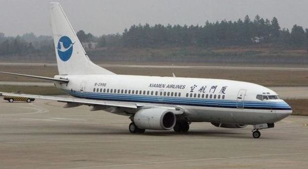 Cina, apre l'uscita d'emergenza dell'aereo prima del decollo: «Volevo solo prendere un po' d'aria»