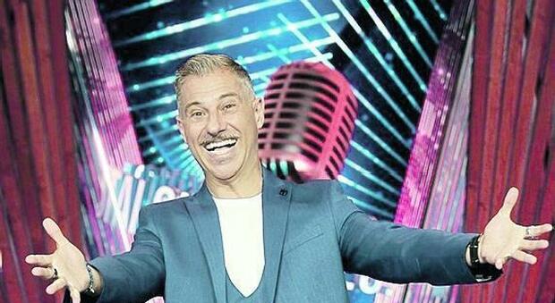 Gabriele Corsi presenta il suo nuovo game show: «Un karaoke tra amici, ma non chiamateci talent»