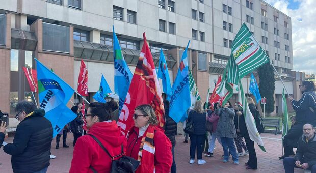 Ancona, pulizia e sanificazione in ospedale, sit in a Torrette: «Carichi di lavoro insostenibili»