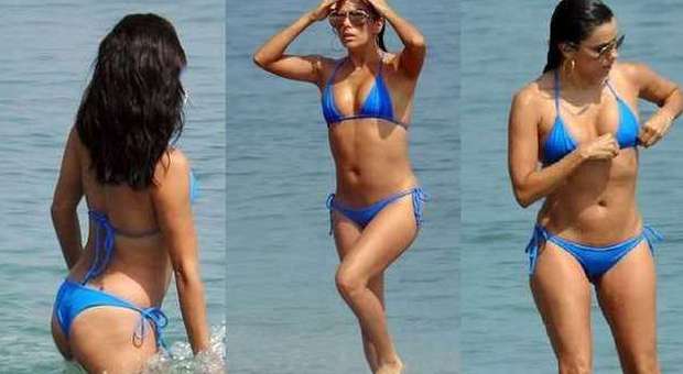 Eva Longoria, altro che "casalinga disperata". show a Marbella in sexy bikini blue