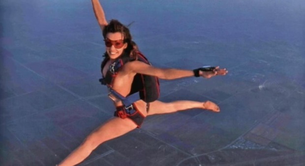 Roberta Mancino si lancia nuda con il paracadute