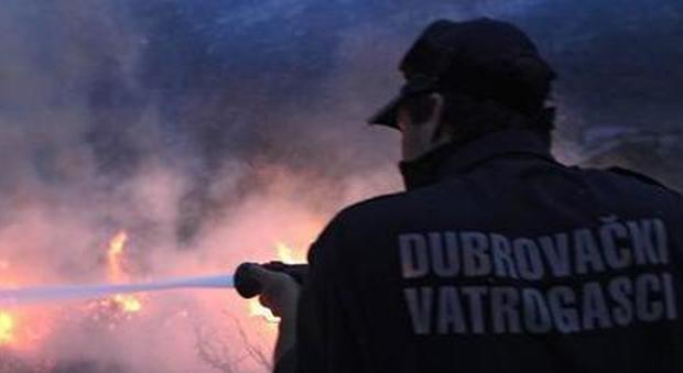 Croazia, il fuoco minaccia Spalato, un fronte lungo 14 chilometri. Bruciate molte case e automobili