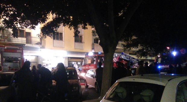 Incendio in piazza Mazzini: palazzina evacuata nel cuore della notte