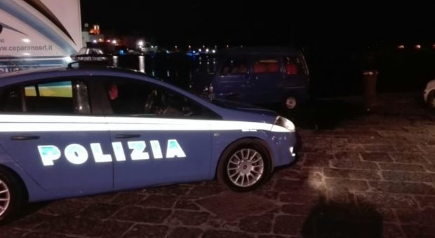 Torre del Greco, donna tenta il suicidio in mare: poliziotti si tuffano e la salvano