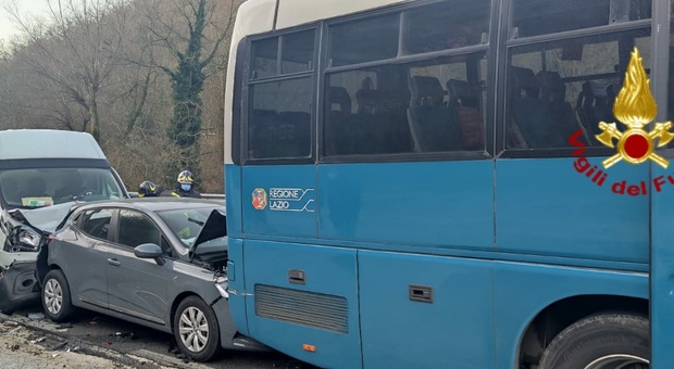 Tamponamento a catena lungo la Salaria, coinvolto bus Cotral con studenti, due feriti su un'auto
