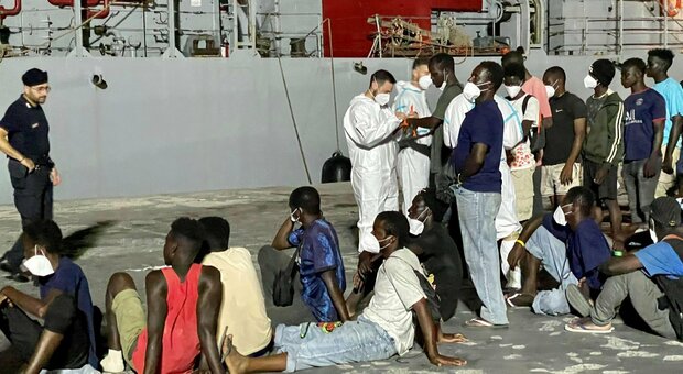Migranti, altri 14 milioni in arrivo da Bruxelles per svuotare Lampedusa. La Commissione: non lasciamo sola l'Italia