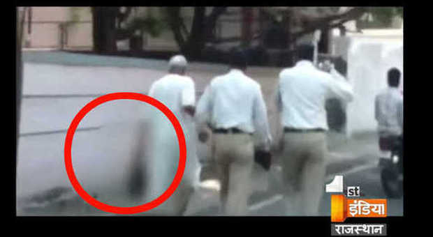 India, cammina in strada con un'ascia e la testa della moglie in una busta: arrestato