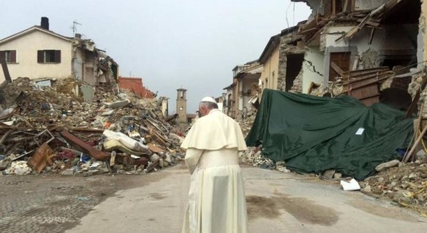 Sisma, Papa Francesco promette ai terremotati una nuova visita: «Non vi lascerò soli»