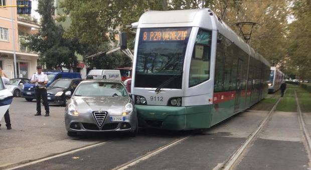 Roma, scontro fra il tram 8 e un'auto al semaforo: donna ferita sulla Gianicolense