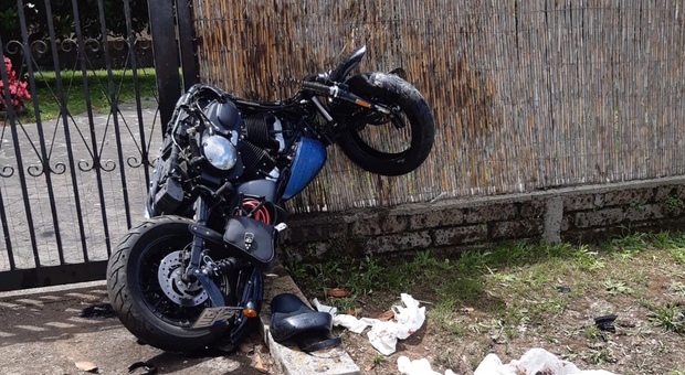 Aprilia, si schianta contro una recinzione mentre prova l'Harley Davidson: muore 51 anni