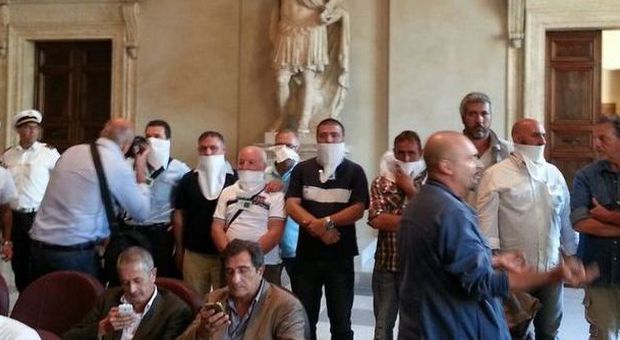Autisti Roma Tpl sospesi per aver parlato con Presa diretta, bavaglio per protesta in Campidoglio