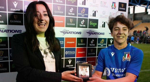 la bellunese Alyssa D'Incà riceve il premio come miglior giocatrice della partita dopo la vittoria dell'Italia sull'Irlanda