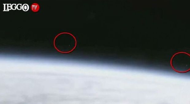 "Ufo lasciano la Terra": il mistero dalle immagini Iss e la Nasa spegne le telecamere
