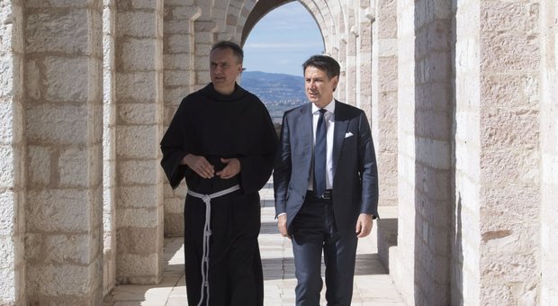 Conte ad Assisi omaggia San Francesco ma la reddito-card è lontana dal poverello