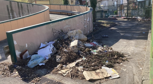 Napoli Est, parcheggio di via Argine: restano erbacce e rifiuti dopo la pulizia