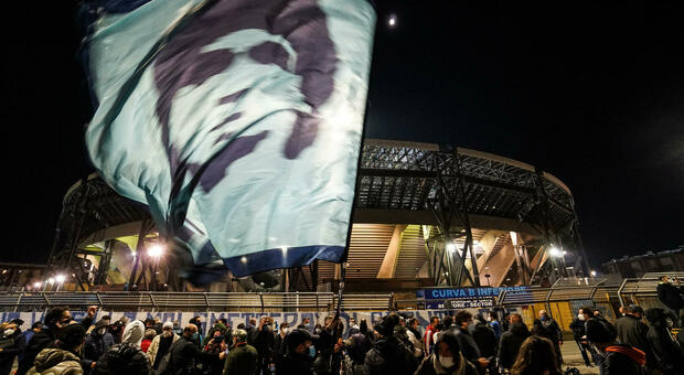 A Napoli il San Paolo diventerà “Stadio Maradona”. I tifosi cantano in ricordo di Diego davanti ai murales