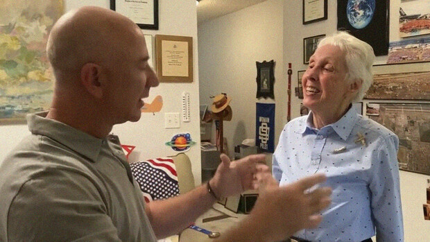 Una donna di 82 anni volerà nello Spazio con Jeff Bezos