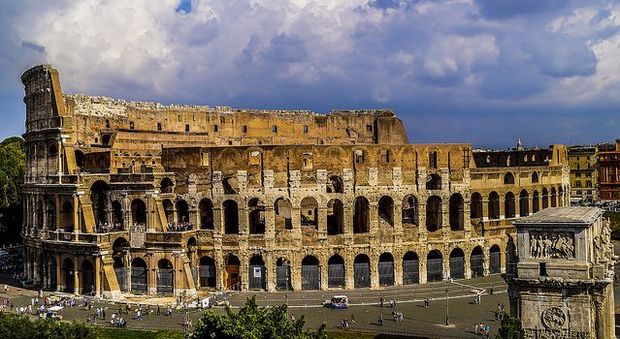 Roma, ostello abusivo con vista sul Colosseo scoperto dalla polizia: indiano denunciato