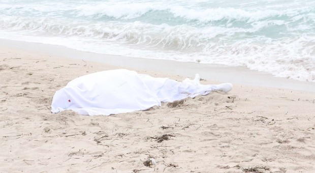 Tragedia in spiaggia: muore mentre nuota, forse un malore