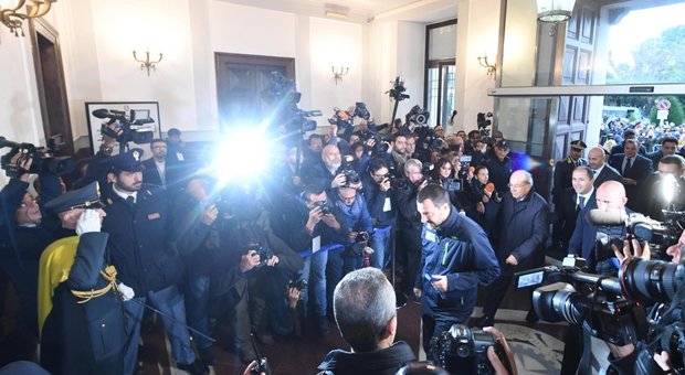 Rifiuti, vertice a Caserta: ceffoni e insulti tra manifestanti all’arrivo di Salvini. Applaudito Conte