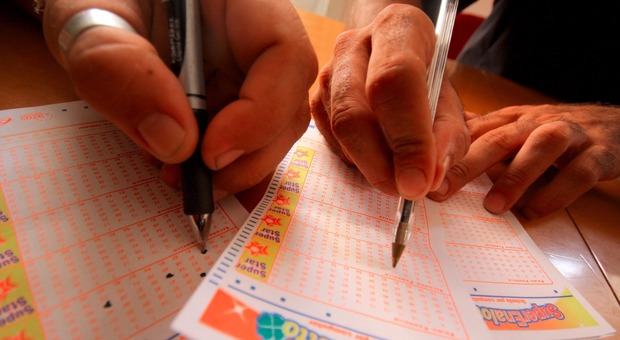 Artigiano gioca per 10 anni la stessa schedina al Lotto: ora ha vinto 18 milioni di euro