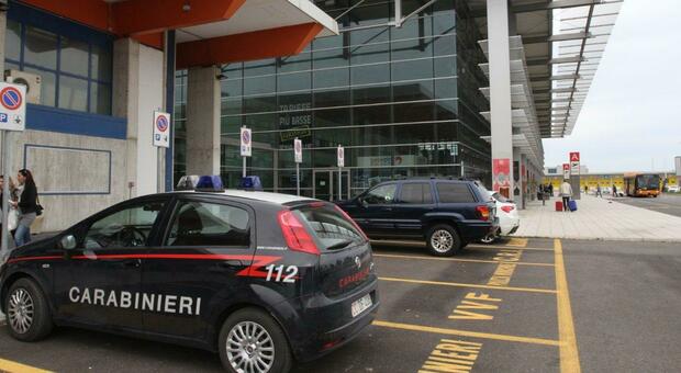 Si taglia la gola in auto vicino all’aeroporto Sanzio. Scoperta choc di un passante: il 45enne ora è grave all’ospedale