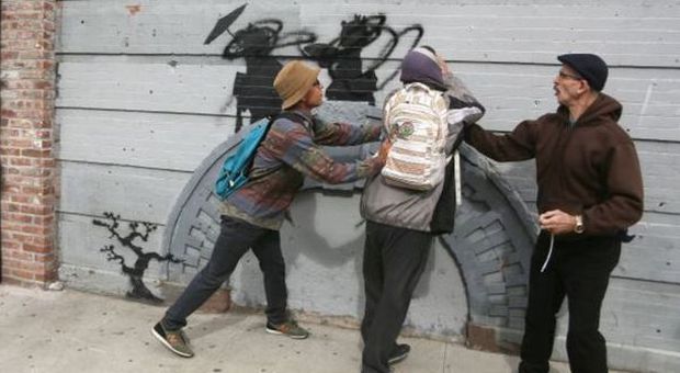 Bansky e l'arte “clandestina” a New York, un vandalo imbratta i suoi graffiti