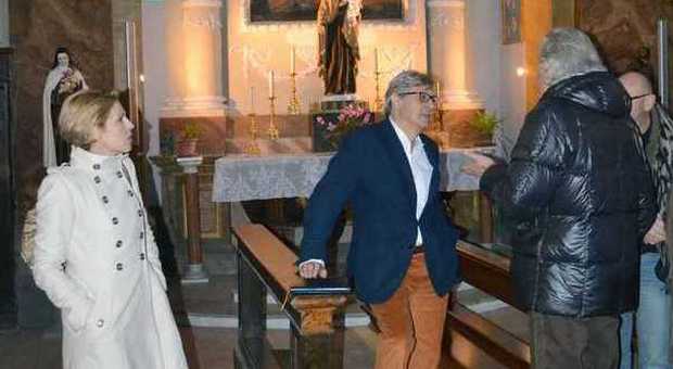 Vittorio Sgarbi nel sopralluogo di ieri nella chiesa del Gonfalone