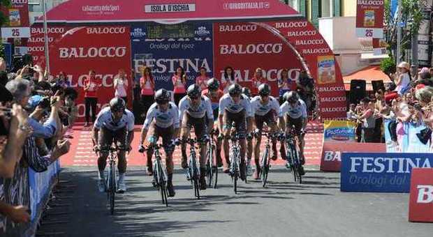 C'è la frana, il Giro d'Italia cambia strada