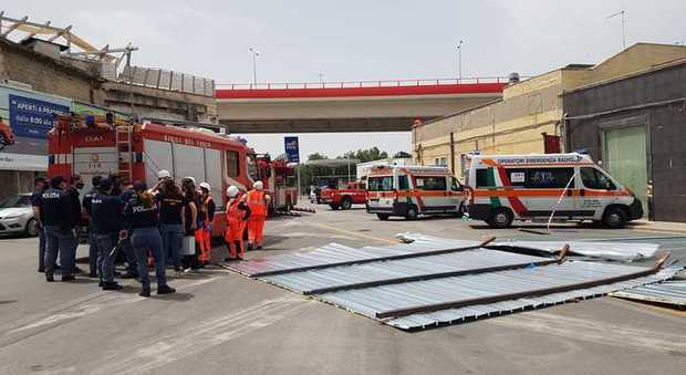 Tragedia a Bari, lamiera si stacca col vento e uccide una donna. Su Facebook le immagini postate dai residenti