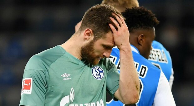 Schalke, squadra aggredita dai tifosi dopo la retrocessione. Il club: «Giocatori decideranno se scendere in campo»