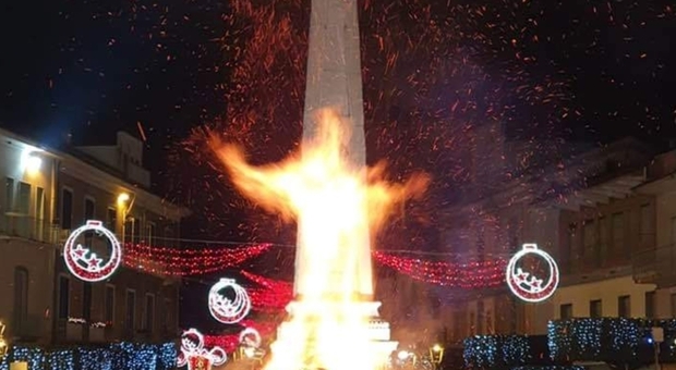«San Cono è apparso nel fuoco», la foto "miracolosa" a Teggiano