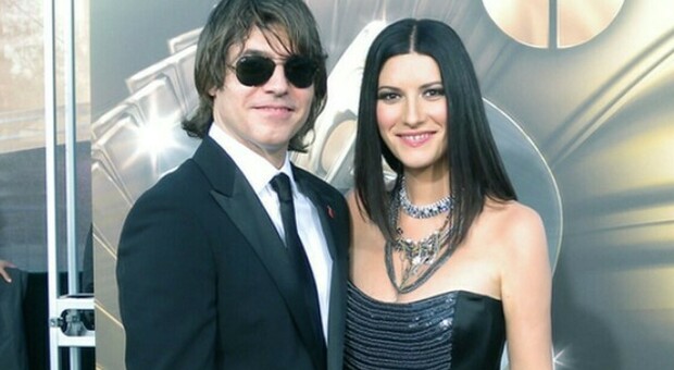 Laura Pausini, nozze in vista: la cantante sposerà il compagno Paolo Carta. Resta segreta la data del matrimonio