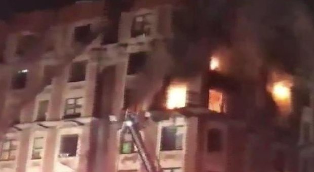 Incendio choc in un palazzo a New York, famiglia muore tra le fiamme: quattro sono bimbi. Un testimone: «Ho sentito le piccole urlare»