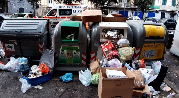 Napoli invasa dai rifiuti, Manfredi: «La gestione non funziona, Asia effettui intervento straordinario»