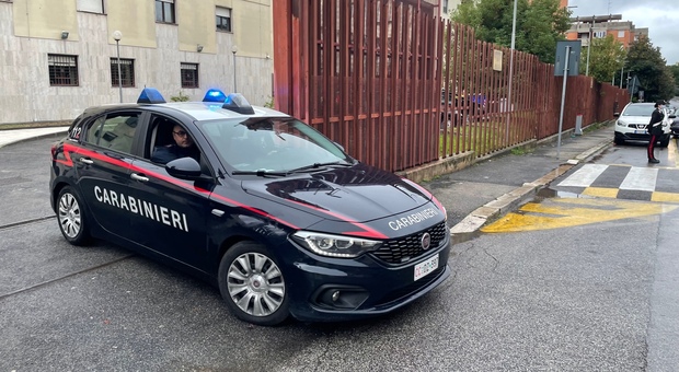 Massacrata di botte dal compagno davanti ai ”carabinieri: «Se denunci ti ammazzo»