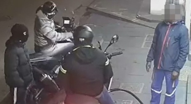 Ingegnere ferito a Napoli per aver difeso il suo scooter: «Mi serve per lavorare. Non si può rischiare la vita così»