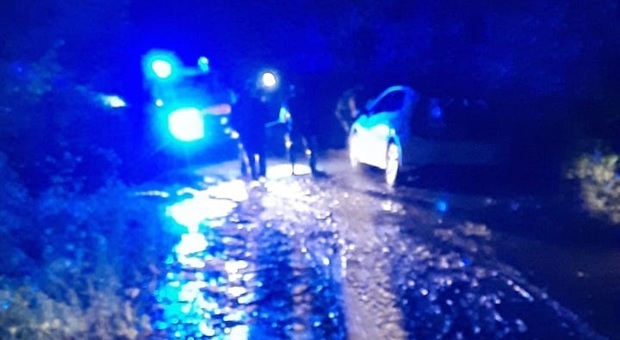 Urbino, bomba d'acqua causa frana sulla strada di Ca' Raniero: due auto impantanate, famiglie isolate. Nella foto la strada ancora bloccata ieri sera alle 21