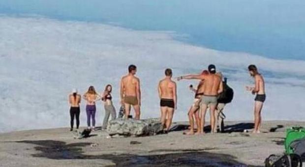 Si spogliano nudi sul monte sacro Kinabulu: ​4 turisti rischiano il carcere in Malesia