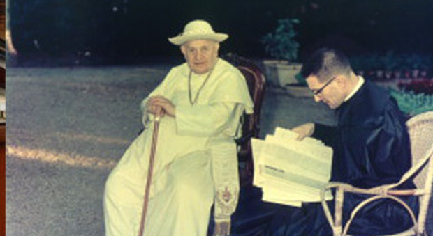Il cardinale Loris Capovilla con Papa Giovanni XXIII da giovane