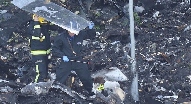 Londra, incendio alla Grenfell tower: almeno 70 morti