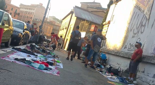 Roma, il suk abusivo di piazza Cipro dove le regole sono a tempo