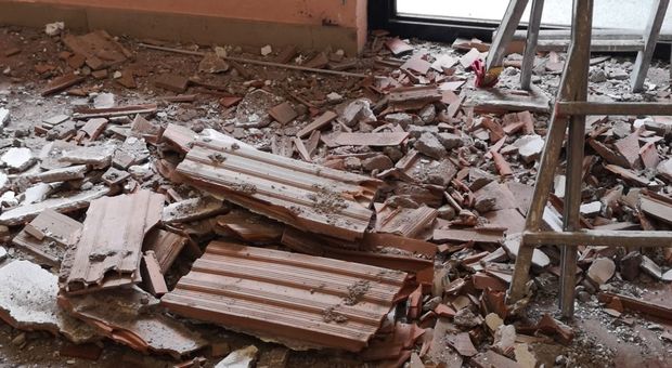 Il tetto crollato alla scuola Girolami