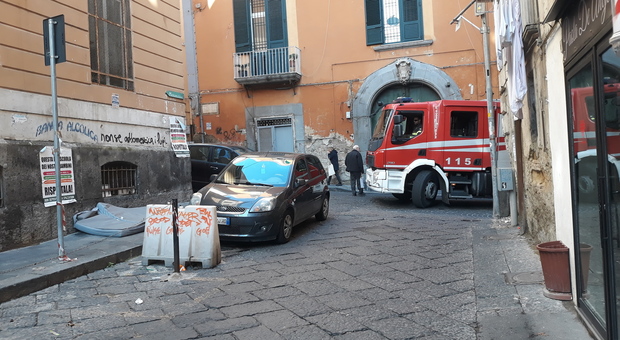 Napoli, pompieri bloccati dalle auto in sosta
