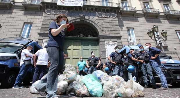 Napoli, protesta disoccupati: immondizia davanti alla sede del consiglio comunale