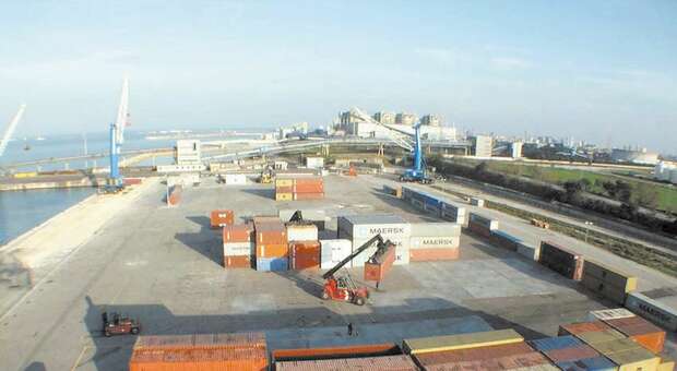 Movimentazione di merci nel porto di Brindisi