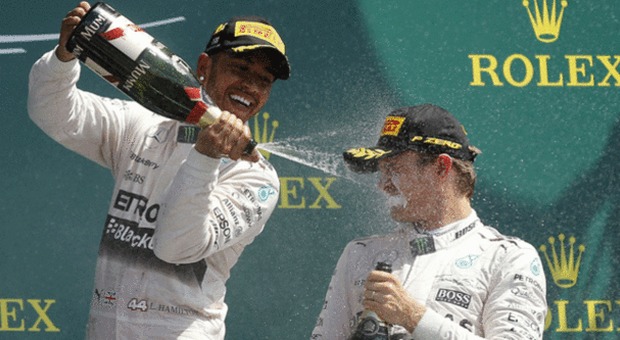 Hamilton spruzza Rosberg di champagne